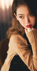 戚薇气质发型搭冷艳柔美红唇气质时尚写真，街拍图片