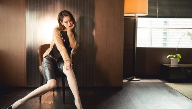 戚薇气质发型搭冷艳柔美红唇气质时尚写真，街拍图片