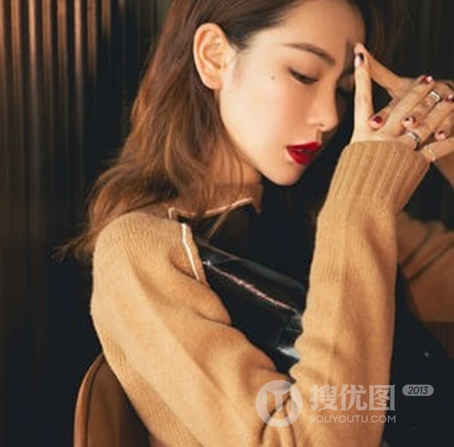 戚薇气质发型搭冷艳柔美红唇气质时尚写真，街拍图片