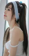 鹅蛋脸马尾辫女生钟曼菲气质肩带家居服唯美写真图片