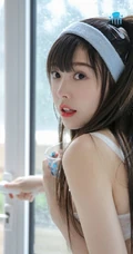 鹅蛋脸马尾辫女生钟曼菲气质肩带家居服唯美写真图片