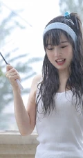 鹅蛋脸马尾辫女生钟曼菲气质肩带家居服唯美写真图片