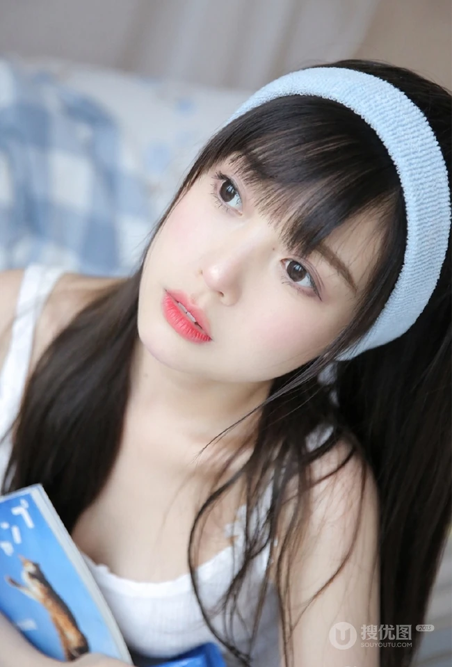 鹅蛋脸马尾辫女生钟曼菲气质肩带家居服唯美写真图片