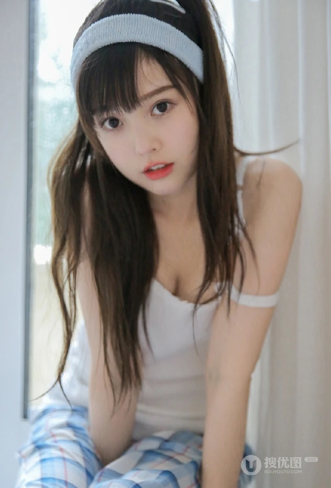 鹅蛋脸马尾辫女生钟曼菲气质肩带家居服唯美写真图片
