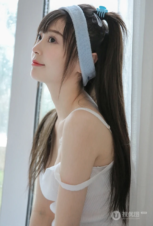 鹅蛋脸马尾辫女生钟曼菲气质肩带家居服唯美写真图片