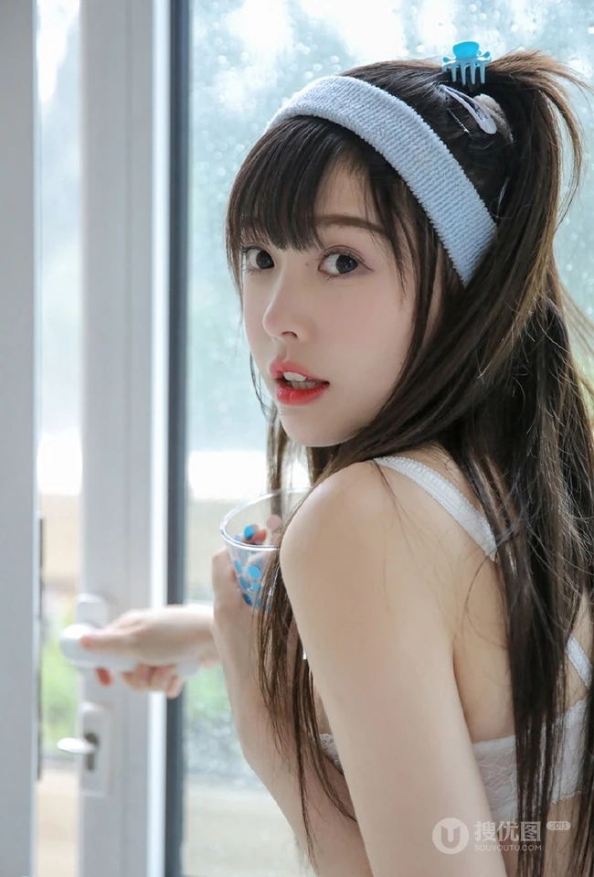 鹅蛋脸马尾辫女生钟曼菲气质肩带家居服唯美写真图片