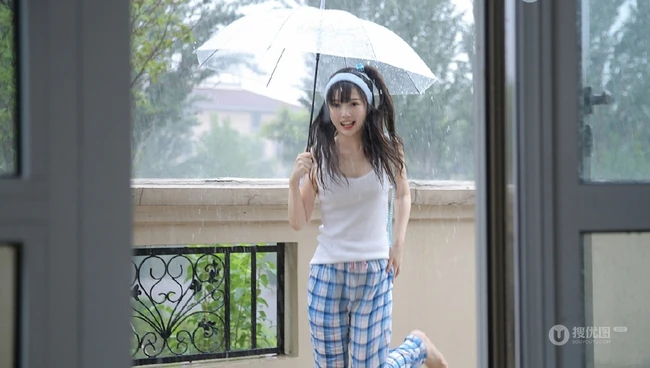 鹅蛋脸马尾辫女生钟曼菲气质肩带家居服唯美写真图片
