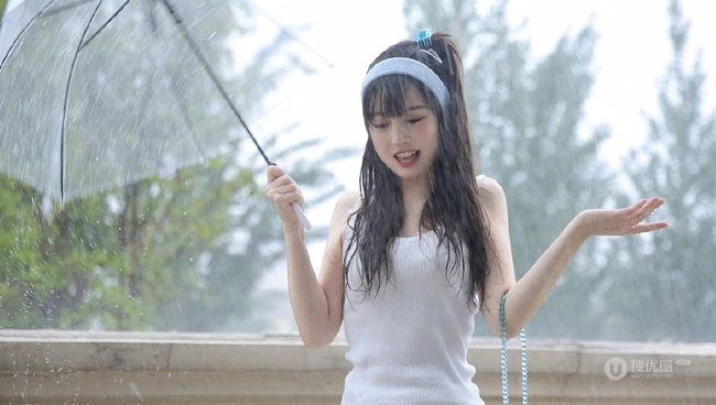 鹅蛋脸马尾辫女生钟曼菲气质肩带家居服唯美写真图片