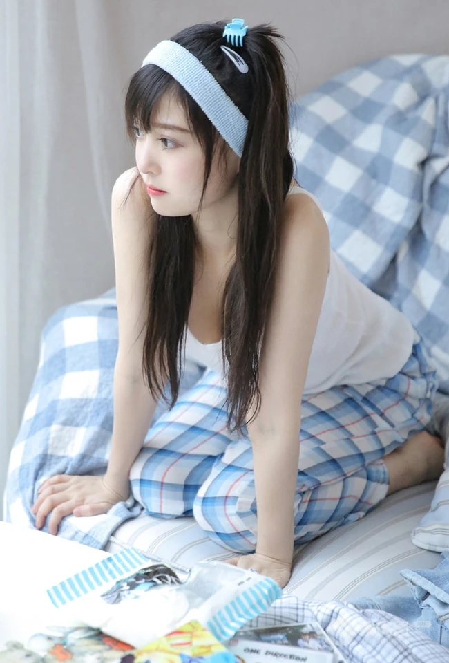 鹅蛋脸马尾辫女生钟曼菲气质肩带家居服唯美写真图片