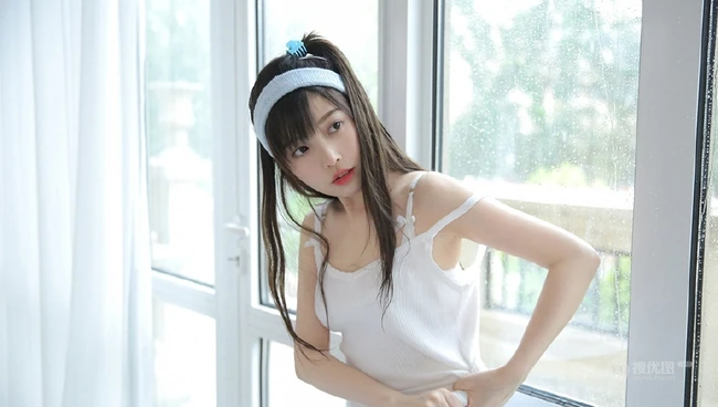 鹅蛋脸马尾辫女生钟曼菲气质肩带家居服唯美写真图片