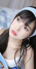 鹅蛋脸马尾辫女生钟曼菲气质肩带家居服唯美写真图片