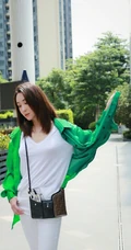 明星杜若溪分享街头时尚穿法 绿衬衫配白T白短裤绿亮眼抢镜