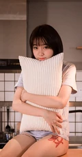 可爱气质短发少女肩带家居服居家下厨房写真图片