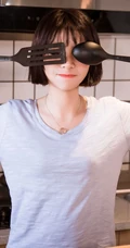 可爱气质短发少女肩带家居服居家下厨房写真图片