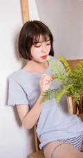 可爱气质短发少女肩带家居服居家下厨房写真图片