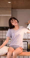 可爱气质短发少女肩带家居服居家下厨房写真图片