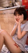 可爱气质短发少女肩带家居服居家下厨房写真图片