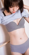 可爱气质短发少女肩带家居服居家下厨房写真图片