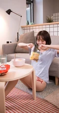 可爱气质短发少女肩带家居服居家下厨房写真图片