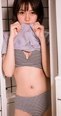 可爱气质短发少女肩带家居服居家下厨房写真图片