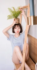 可爱气质短发少女肩带家居服居家下厨房写真图片
