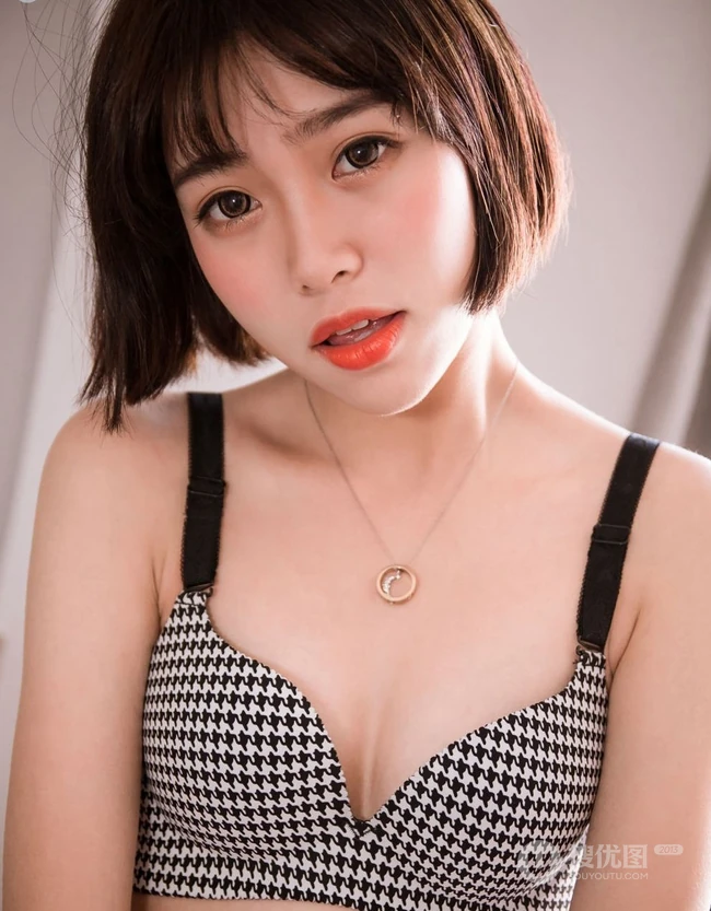 可爱气质短发少女肩带家居服居家下厨房写真图片