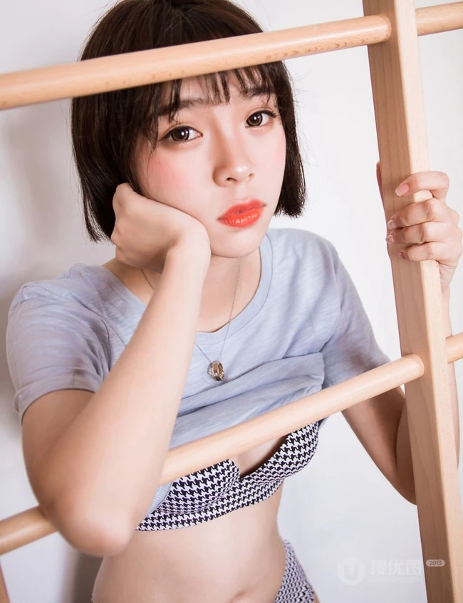 可爱气质短发少女肩带家居服居家下厨房写真图片