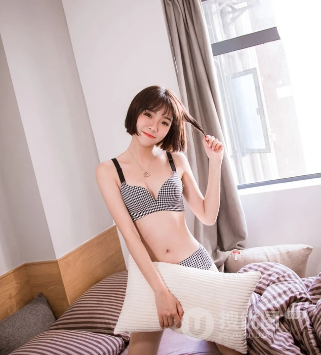 可爱气质短发少女肩带家居服居家下厨房写真图片