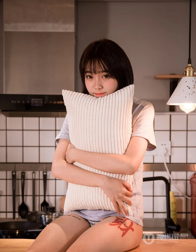 可爱气质短发少女肩带家居服居家下厨房写真图片