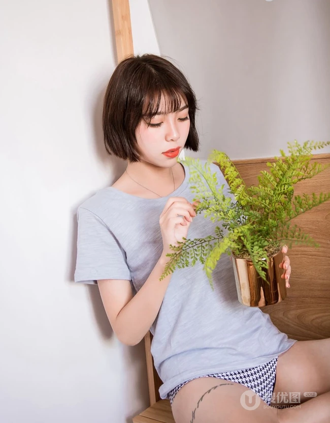 可爱气质短发少女肩带家居服居家下厨房写真图片
