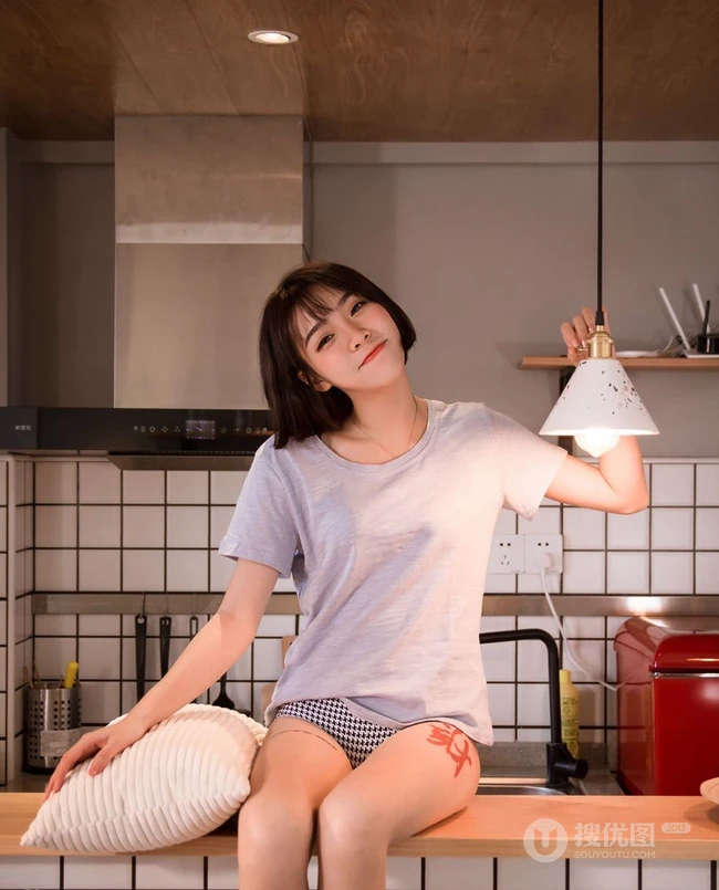 可爱气质短发少女肩带家居服居家下厨房写真图片
