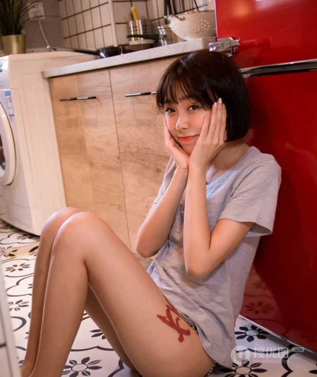 可爱气质短发少女肩带家居服居家下厨房写真图片