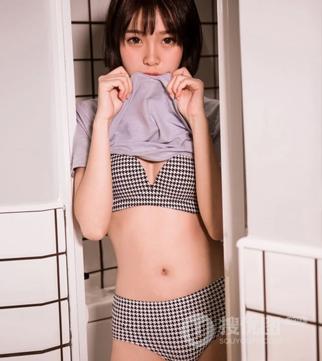 可爱气质短发少女肩带家居服居家下厨房写真图片