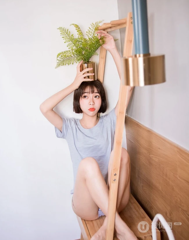 可爱气质短发少女肩带家居服居家下厨房写真图片