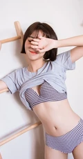 可爱气质短发少女肩带家居服居家下厨房写真图片