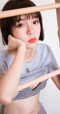 可爱气质短发少女肩带家居服居家下厨房写真图片
