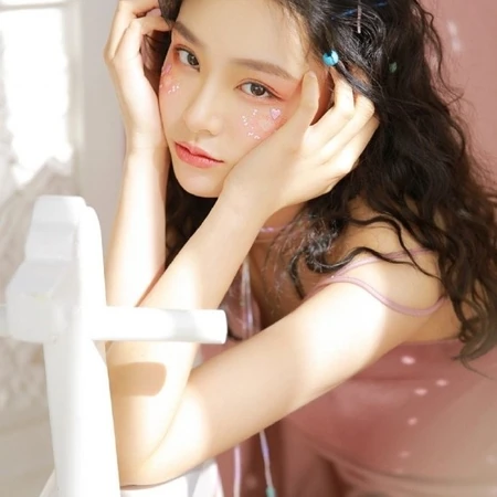 羊毛卷发型，有空气感的女生时尚羊毛卷发型图片