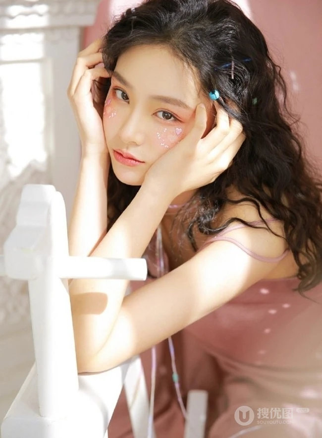 羊毛卷发型，有空气感的女生时尚羊毛卷发型图片 第1张