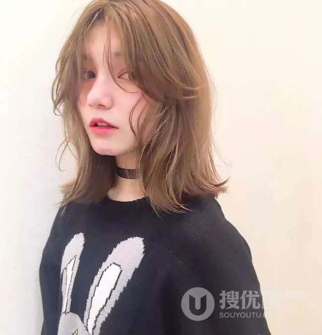 发量多的中分中长发微卷女生发型图片，凌乱中透着随性自然 第6张