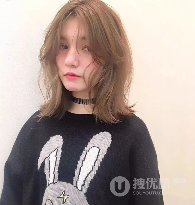 发量多的中分中长发微卷女生发型图片，凌乱中透着随性自然 第5张