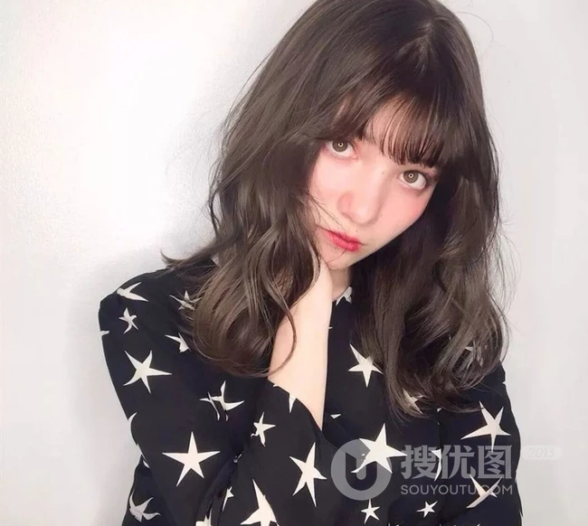 发量多的中分中长发微卷女生发型图片，凌乱中透着随性自然 第4张