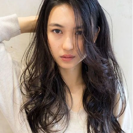 适合鹅蛋脸的侧分长卷发女生妩媚动人发型图片