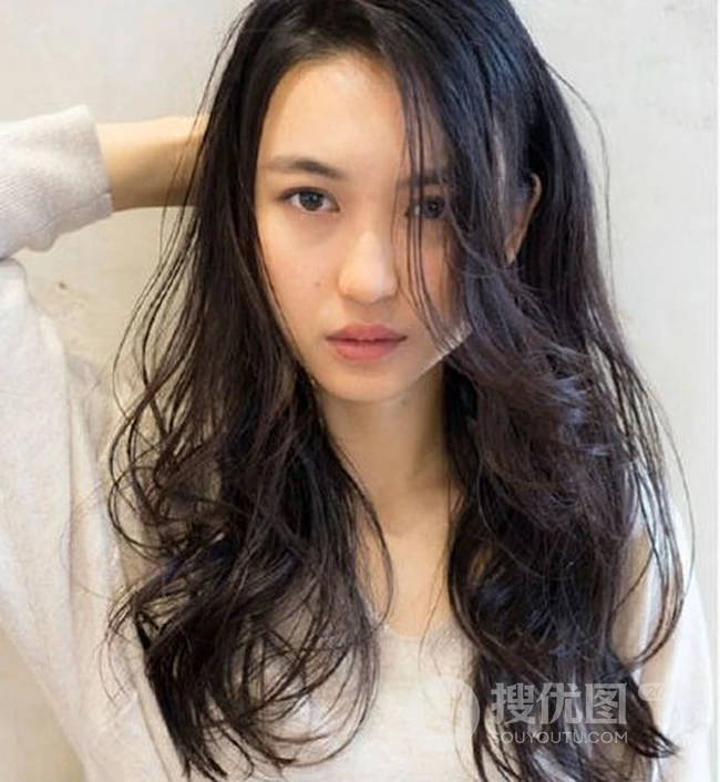 适合鹅蛋脸的侧分长卷发女生妩媚动人发型图片 第1张