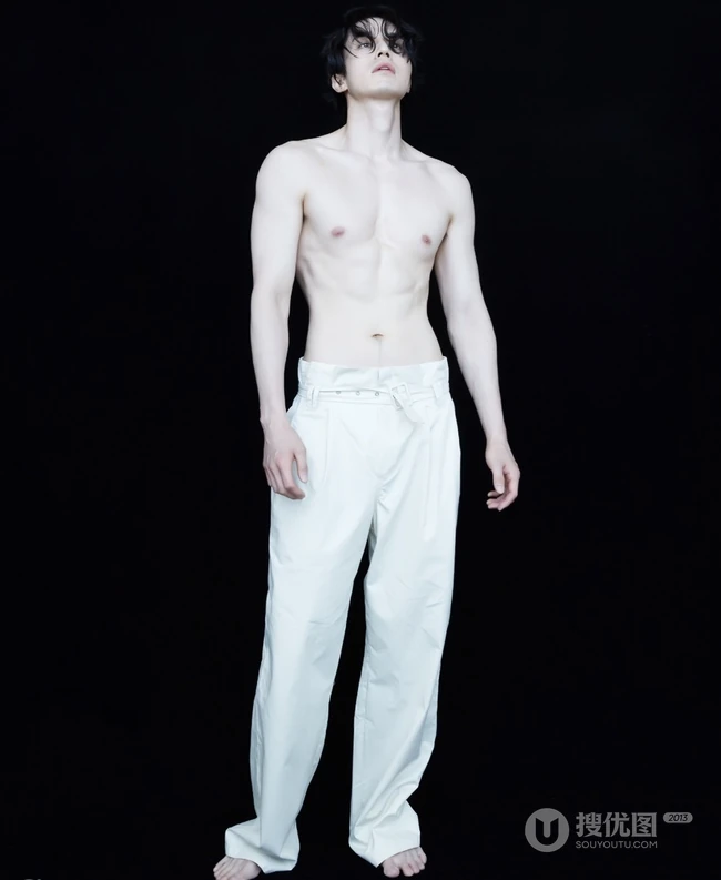 肌肉男李栋旭高清肌肉写真图片，尽显匀称身形比例