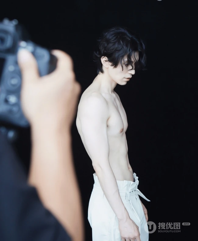 肌肉男李栋旭高清肌肉写真图片，尽显匀称身形比例