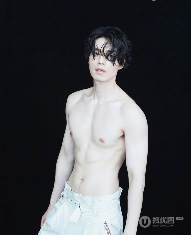 肌肉男李栋旭高清肌肉写真图片，尽显匀称身形比例