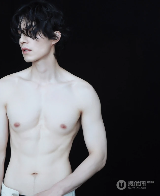 肌肉男李栋旭高清肌肉写真图片，尽显匀称身形比例