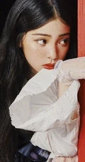 欧阳娜娜欧美风艺术写真图片，脸上雀斑妆活脱像个欧女生孩