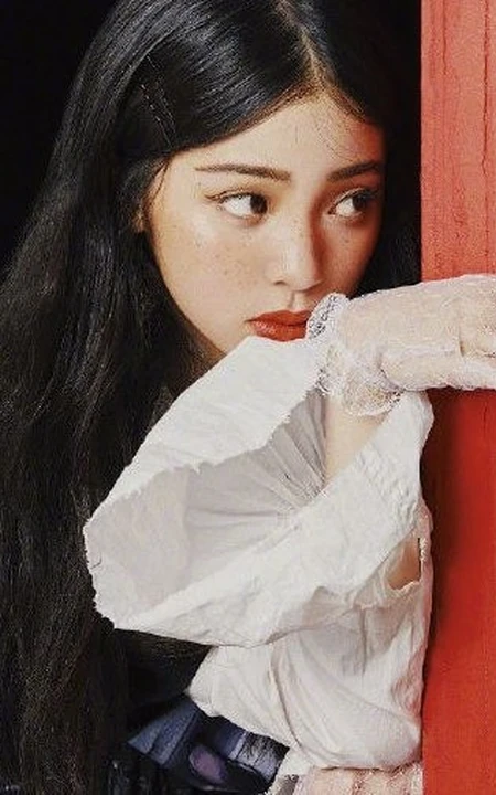 欧阳娜娜欧美风艺术写真图片，脸上雀斑妆活脱像个欧女生孩