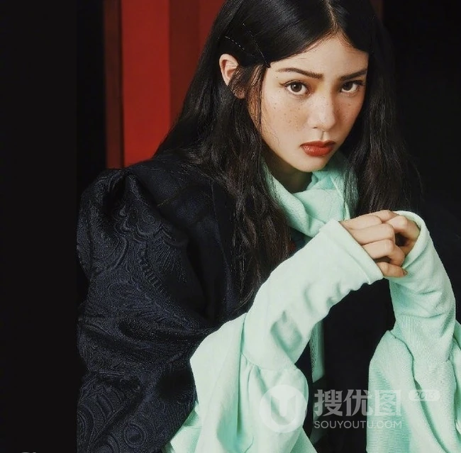 欧阳娜娜欧美风艺术写真图片，脸上雀斑妆活脱像个欧女生孩